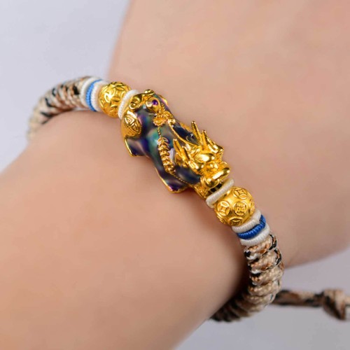 Color-changing Pixiu symbolizes transformation and attracts abundance and luck Color-changing Pixiu symbolizes transformation and attracts abundance and luck