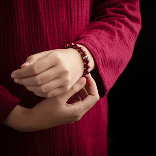 Protects and brings good fortune according to the eight guardian deities and your zodiac sign Protects and brings good fortune according to the eight guardian deities and your zodiac sign