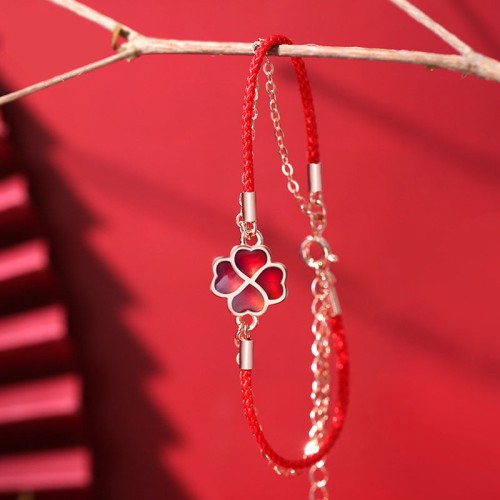 The four-leaf clover symbolizes luck and brings blessings, positivity, and fortune The four-leaf clover symbolizes luck and brings blessings, positivity, and fortune