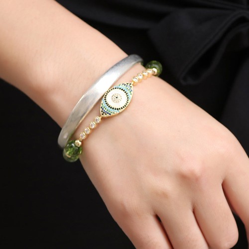 Peridot attracts abundance and financial prosperity, enhancing wealth and luck Peridot attracts abundance and financial prosperity, enhancing wealth and luck